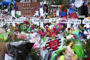 Teksas'taki okul saldırısının mağdurları 27 milyar dolarlık toplu dava açtı