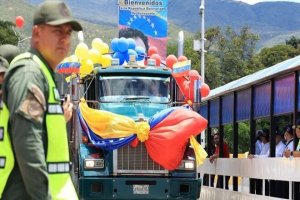 Venezuela-Kolombiya sınırı 7 yıl sonra trafiğe açıldı