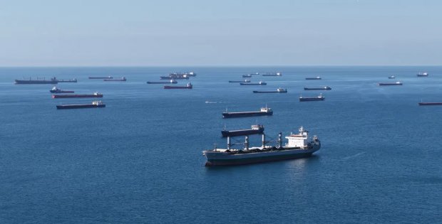 Marmara Denizi gemi parkına dönüştü