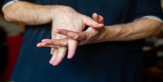 Parmak çıtlatmak gerçekten zararlı mı? 