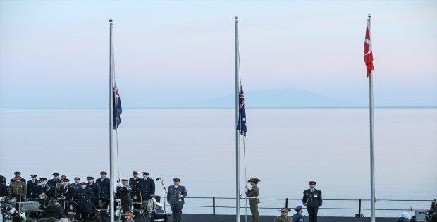 Şafak Ayini ve 57. Alay Vefa Yürüyüşü yapıldı