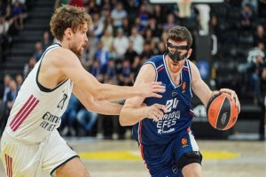 Anadolu Efes: 94 - Real Madrid: 84