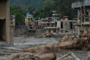 Baraj patladı, kurtarma faaliyetleri durduruldu