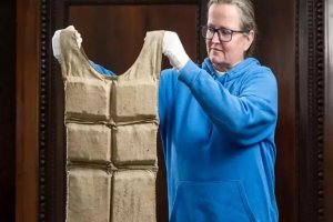 Bu can yeleği 906 bin dolara alıcı buldu