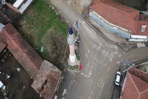 Camisi Yok Ama Minaresi Ayakta