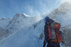 Everest Dağı’nda tarihi gün: 274 dağcı zirveye ulaştı