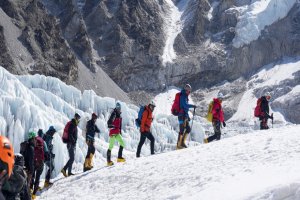 Everest'te dev buz kütlesi yolu kapattı