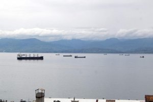 Fırtına öncesi yük gemileri limanlara demirledi