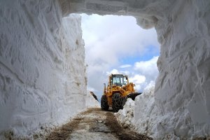 Mayıs ayında 3 metrelik kar tünelleri