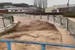 Sivas'ta sağanak; ırmak taştı, yol ve tarım arazilerini su bastı