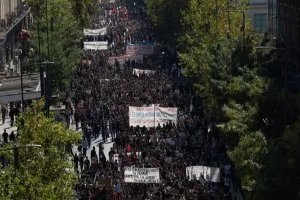 Yunanistan'da binlerce kişi sokaklara döküldü!